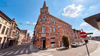Cet appartement charmant est situé au cœur de Geraardsbergen, dans un bâtiment en briques caractéristique à un emplacement central. Avec une...