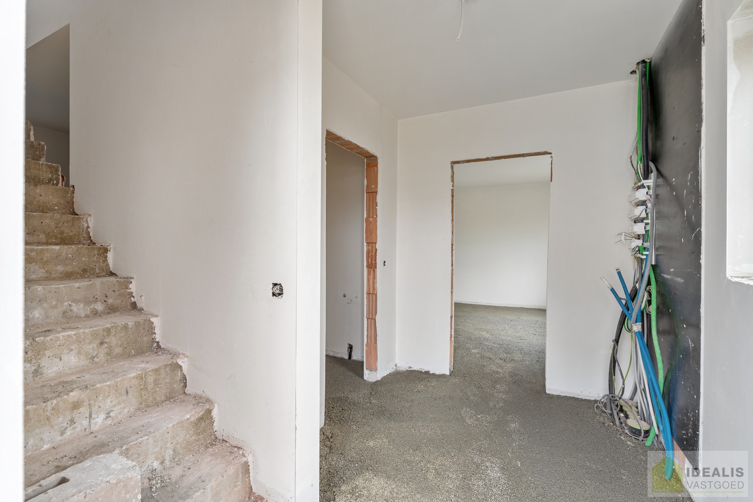 PRACHTIGE NIEUWBOUWWONING (GRONDAANDEEL €85.000,00 + 12% REGISTRATIERECHTEN EN CONSTRUCTIE €293.000,00 + 21% BTW) MET EEN HEERLIJK LICHTRIJKE WOONKAMER MET OPEN KEUKEN MET AANSLUITEND BERGPLAATS, 3 SLAAPKAMERS, EEN RUIME BADKAMER VOORZIEN VAN ALLE COMFORT - foto 4