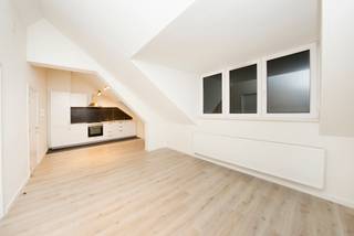 JETTE, in a small condominium with low charges, beautiful recently renovated one-bedroom apartment of ±34m² located on the 4th floor without...