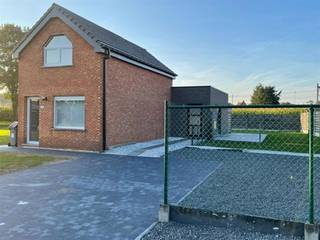 <h3>Gezellige woning met 1 slaapkamer en tuin</h3>
<p>Op zoek naar een gezellige en praktische woning met een fijne buitenruimte? Deze charmante woning beschikt over<span> </span><strong>één slaapkamer, een aparte dressing en een gezellige tuin</strong>.</p>
<p>Op de<span> </span><strong>benedenverdieping</strong><span> </span>vind je een aangename woonkamer die mooi aansluit op de<span> </span><strong>volledig geïnstalleerde keuken met eethoek</strong>. Daarnaast is er een verzorgde badkamer voorzien van een<span> </span><strong>ligbad, douche, toilet en badmeubel</strong>.</p>
<p>Op de<span> </span><strong>bovenverdieping</strong><span> </span>bevindt zich de ruime slaapkamer met een<span> </span><strong>aparte dressing</strong>. De dressing biedt bovendien de<span> </span><strong>mogelijkheid om een tweede kamer te creëren</strong>, afhankelijk van de gewenste indeling.</p>
<p>De woning beschikt daarnaast over een<span> </span><strong>ruime kelder</strong>, ideaal voor extra bergruimte.</p>
<p>Buiten geniet je van een<span> </span><strong>gezellige tuin</strong>, perfect om te ontspannen, te genieten van een drankje of gezellig buiten te zitten.</p>
<p><strong>Troeven:</strong></p>
<ul>
<li>Gezellige woonkamer</li>
<li>Volledig geïnstalleerde keuken met eethoek</li>
<li>Badkamer met ligbad en douche</li>
<li>1 slaapkamer</li>
<li>Aparte dressing</li>
<li>Mogelijkheid tot creëren van een 2e kamer</li>
<li>Ruime kelder</li>
<li>Gezellige tuin</li>
</ul>
<p>📩<span> </span><strong>Interesse? Neem gerust contact op voor meer informatie of een bezoek.</strong></p>