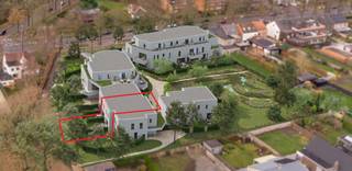 Unit 72/3 is een ruime tuinwoning van 196 m² met 3 slaapkamers, waar rust en comfort centraal staan. Je geniet van een lichtrijk terras en een gezellige privatieve tuin van 90 m², ideaal om in alle rust van het buitenleven te genieten. De woning is bovendien voorzien van een XL liftschachtvoorbereiding, wat extra toekomstgericht wooncomfort biedt. Met een S-peil van 21 en een E-peil van 1, goed voor een EPC-label A, betreft het een energiezuinige en duurzame woonst. <br /><br />In Hof Marly staan comfort, rust en energiezuinigheid centraal. Vloerverwarming via een individuele warmtepomp garandeert een aangenaam binnenklimaat met laag verbruik, terwijl zonnepanelen voorzien in de eigen energiebehoefte. Bovendien genieten bewoners vijf jaar vrijstelling van onroerende voorheffing. <br /><br />Het project is doordacht uitgewerkt met een ruime ondergrondse parkeergarage, zeer brede autostaanplaatsen met privatieve berging en aparte fietsparkeerzones per blok. Via meerdere trappenhallen en liften bereik je vlot de woonentiteiten en het binnenpark. <br /><br />Ook bouwtechnisch scoort Hof Marly hoog, met een vijfsterrenlabel voor akoestiek en afwerking dankzij performante isolatie en doordachte ontkoppeling van de entiteiten.