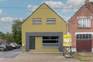 Volledig gerenoveerde woning met grote tuin.<br /><br />We betreden de woning via de zij-ingang, waar we in een ruime inkomhal uitkomen met gastentoilet. Gaan we vervolgens door naar de leefruimte, dan hebben we hier een grote zitruimte met veel lichtinval, een grote eetkamer met directe connectie naar de open keuken. Deze is voorzien van alle comfort en met de grote glaspartijen is het hier aangenaam vertoeven. Ook de ruime naastliggende berging is altijd handig en zeker het vernoemen waard. Gaan we vervolgens verder door naar achteren dan hebben we hier nog een zeer ruime badkamer met groot bad, douche, dubbele lavabo en toilet.<br /><br />Nemen we vervolgens de trap naar boven, dan bevinden zich hier 3 ruime slaapkamers en is er ook nog een zolderberging voorzien.<br /><br />Ook mogen we zeker de kelder niet vergeten. Nette opslagkelder waar gas en water binnenkomen.<br /><br />Zetten we een stapje naar buiten dan hebben we hier een deels verharde tuin met leuk afgeschermd overdekt terras met zicht over de ganse tuin. In deze groene oase van rust is het ideaal vertoeven voor de liefhebbers.<br /><br />Op vlak van ligging zitten we hier centraal in Vorst- Laakdal, met goede verbinding naar de omliggende gemeenten en de E313.<br /><br />Troeven:<br />- EPC <br />- Zonnepanelen 6020 kWp<br />- Airco<br />- Elektrische keuring conform<br />- Ruime achterliggende tuin<br />- Gezellig en deels overdekt terras<br /><br />Bent u geïnteresseerd en wenst u een bezoek? Bel ons op het nummer 014 58 02 08.