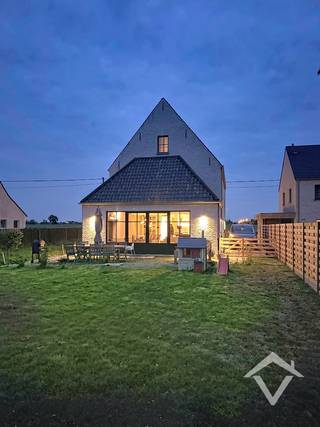 Deze alleenstaande woning is gelegen op een grondoppervlakte van 715 m² in de Mollestraat te Zarren (Kortemark).<br /><br />Deze tot in de puntjes afgewerkte instapklare woning heeft een bewoonbare oppervlakte van 295 m² en bestaat uit: <br /><br />Gelijkvloers: inkomhal - toilet - berging - wasplaats met op maat gemaakte inbouwkasten - bureau - keuken - leefruimte met zicht op het terras en de tuin.<br /><br />Op 1ste verdiep: nachthal - toilet - master bedroom met dressingruimte en badkamer - 2 slaapkamers - badkamer - zolderruimte die kan ingericht worden als hobbykamer.<br /><br />Op 2de verdiep: technische ruimte - slaapkamer met doucheruimte - polyvalente ruimte - toilet.<br /><br />De belangrijkste specificaties van de woning & bouwperceel zijn:<br />- Stijl woning : landelijk;<br />- Type woning : open bebouwing;<br />- Bewoonbare oppervlakte (gelijkvloers & verdieping samen): 295 m²<br />- Oppervlakte perceel : 715 m²<br />- Stijlvolle & ruime woning met vergunning voor een zwembad en bijgebouw<br />- EPC label A (15 zonnepanelen en thuisbatterij)<br />- Kwaliteitsvolle, duurzame & klassevolle materialen;<br /><br />Locatie:<br />- Landelijk gelegen met uitgestrekt landelijk vergezicht.