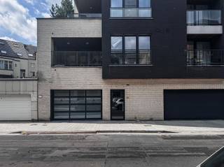 <p><span> </span></p><p><span>Appartement in residentie Leopold met 2 slaapkamers en terras vlakbij het Citadelpark van Gent.</span></p><p><span> </span></p><p><span>INDELING</span></p><p><span> </span></p><p><span>Het appartement omvat een inkomhal, leefruimte met open keuken, berging, badkamer, toilet en 2 slaapkamers.</span></p><p><span>Het terras is een extra troef aan dit mooie appartement.</span></p><p><span> </span></p><p><span>Verder is er ook een ondergrondse garage bij het appartement.</span></p><p><span> </span></p><p><span> </span></p><p><span>TECHNISCH</span></p><p><span>Appartement van 2015 met gunstig epc A label.</span></p><p><span> </span></p><p><span>Geen syndicuskosten.</span></p><p><span> </span></p><p><span> </span></p><p><span>Vraag uw afspraak aan via onze site immodhondt.be</span></p><p><span> </span></p>
