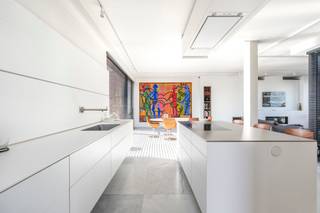 <p>Quares - TREVI Groep presenteert :<br />Ontdek dit uitzonderlijke penthouse, gelegen in een karaktervolle residentie in het voormalige gebouw van Piano Anthonis. Het pand werd in 2006 herontwikkeld door de gerenommeerde architect Vincent Van Duysen en intern volledig gerenoveerd. Het resultaat is een unieke mix van authentieke charme en eigentijdse architectuur.</p>
<p>Bij binnenkomst via de gemeenschappelijke poort ervaart u meteen de grandeur van dit gebouw met slechts 7 appartementen. De originele trappenhal is zorgvuldig bewaard gebleven en de authentieke lift is volledig in ere hersteld. Bovendien is er een tweede moderne lift voorzien.</p>
<p>Uniek woonconcept</p>
<p>Dit penthouse werd in 2006 ontworpen als eigentijdse uitbreiding bovenop het oorspronkelijke dak. Dankzij de vrijstaande betonskeletbouw en de royale glaspartijen geniet u hier van een overvloed aan natuurlijk licht.</p>
<p>De lift met sleutelbediening brengt u rechtstreeks naar het appartement, dat de volledige bovenste verdieping beslaat en beschikt over twee ruime terrassen.</p>
<p>Indeling</p>
<ul>
<li>Leefruimte: riante, lichte living met gashaard en aansluitend eetgedeelte.</li>
<li>Keuken: luxueuze Bulthaup-keuken met kookeiland, uitgerust met topapparatuur (Miele, Gaggenau inductiekookplaat, Liebherr wijnkast, …).</li>
<li>Terrassen: vooraan ca. 14 m² en achteraan ca. 16 m² – ideaal om te genieten van zon op elk moment van de dag.</li>
<li>Slaapkamers: masterbedroom met ingemaakte dressing; tweede slaapkamer momenteel ingericht als bureau/gastenkamer met op maat gemaakte kastenwand en geïntegreerd Italiaans klapbed.</li>
<li>Badkamer: stijlvolle badkamer met dubbele wastafel, inloopdouche en toilet.</li>
<li>Extra: gastentoilet, garderobekast, inpandige berging met aansluiting voor wasmachine en droogkast.</li>
</ul>
<p>Ligging</p>
<p>Deze locatie is ideaal voor de echte levensgenieters! De residentie is gelegen op een steenworp van de Nationale bank, het Theaterplein, de Schuttershofstraat, het Stadspark en de Botanische tuin. Op wandelafstand van de wekelijkse markten, het openbaar vervoer, publieke parking Nationale bank, het stadscentrum en het populaire Zuid met haar grote aanbod van restaurants.</p>
<p>Extra's</p>
<ul>
<li>Autostaanplaats beschikbaar voor €35.000, eventueel een tweede autostaanplaats bespreekbaar.</li>
<li>Privatieve kelderberging</li>
<li>Gemeenschappelijke fietsenstalling</li>
<li>Gunstig EPC-label B</li>
<li>Conform keuringsattest elektriciteit</li>
<li>Airconditioning</li>
<li>Vloerverwarming</li>
</ul>
<p></p>