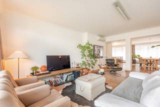 Bent u op zoek naar een uitzonderlijk appartement in het centrum van Leuven? Dan zal deze prachtige eigendom met een bewoonbare oppervlakte van maar liefst 165 m² u ongetwijfeld weten te bekoren.<br />Met drie volwaardige slaapkamers en twee badkamers biedt dit appartement een zeldzame combinatie van ruimte, comfort en stijl. De indrukwekkende gevelbreedte van 15 meter en de grote raampartijen zorgen voor een overvloed aan natuurlijk licht en een aangename, open sfeer.<br />De royale leef- en eetruimte vormt een elegante doorzonkamer met lichtinval langs beide zijden. Het aansluitende terras biedt een rustige plek om te genieten van het buitenleven, midden in de stad.<br />De master bedroom bevindt zich aan de achterzijde en beschikt over een ensuite badkamer. Aan de voorzijde bevinden zich nog twee ruime slaapkamers, ideaal als slaap-, werk- of hobbyruimte.<br />De karaktervolle architectuur en kwalitatieve afwerking maken dit appartement volledig instapklaar. Bovendien woont u op een absolute toplocatie, op wandelafstand van winkels, horeca, cultuur en alle voorzieningen die Leuven te bieden heeft.<br />Als extra troef beschikt deze eigendom over twee ondergrondse autostaanplaatsen, een bijzonder gegeerd comfort in het stadscentrum.<br />Een unieke woonopportuniteit voor wie ruimte, licht en een hoogwaardige woonbeleving in het hart van Leuven weet te waarderen. Contacteer ons voor meer informatie of een bezoek ter plaatse. info@covas.be // 016 40 60 20 // www.covas.be