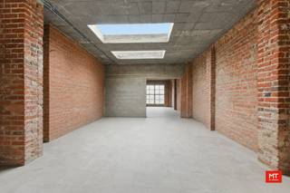 In het centrum van Zonnebeke, op wandelafstand van alle faciliteiten en met een vlotte verbinding naar de A19 Ieper–Kortrijk, bevindt zich deze ruime woning met atelier. Met een <strong>bewoonbare oppervlakte van 255 m² en een atelier/garage van 90 m²</strong> met verdieping biedt deze eigendom tal van mogelijkheden. Hieronder vindt u de indeling en enkele interessante troeven terug.<br /><br /><strong>Indeling van het pand</strong>
<ul>
<li>Gelijkvloerse verdieping bestaat uit woon- en eetkamer (40 m²), keuken (38 m²) voorzien van koelkast, oven, vaatwasser, kookplaat, dampkap en dubbele spoelbak. Daarnaast hebben we nog een berging van 5 m², toilet en kelder.</li>
<li>1ste verdieping: nachthal (9 m²), drie slaapkamers (19 m² – 15 m² – 14 m²) en een badkamer (7 m²) uitgerust met toilet, douche en enkelvoudig wasmeubel. Daarnaast bevindt zich op deze verdieping nog een extra kamer die kan dienen als bijkomende slaapkamer en die toegang biedt tot de zolder. De zolder biedt bovendien potentieel voor het creëren van extra kamers.</li>
</ul>
<br /><strong>Kenmerken</strong>
<ul>
<li>Zuidgerichte koer </li>
<li>Om te voldoen aan de renovatieplicht is het voldoende om het dak te isoleren (18 cm MW) en de rechtse muur op het eerste verdiep + zolder met 6cm PIR platen aan de binnenzijde; </li>
<li>Elektriciteit is niet conform. Er werd een offerte opgemaakt en dit komt op 2318.75 EUR.</li>
</ul>
<br />Benieuwd naar de indeling? Check zeker onderstaande <strong>video</strong>. <br />Link: https://youtube.com/shorts/FwU-1fqOhAU?feature=share<br /><br /><em>Deze eigendom staat te koop met een vanafprijs van €199.000. Elk bod vanaf deze prijs wordt voorgelegd aan de eigenaars die dit al dan niet aanvaarden. De initiële vraagprijs was €240.000.</em><br /><br />Interesse? Bel gerust Eden op 0470 43 78 21 of mail info@minthus.be voor een vrijblijvend bezoekje!