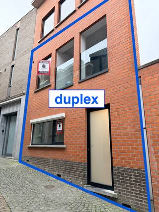 KLASSE-APPARTEMENT TYPE DUPLEX MET TERRAS EN PRIVATIEVE KELDERBERGING - IN ZEER RUSTIGE STRAAT. De Visstraat is een zeer kalme straat waar haast geen verkeer (smal) mogelijk is. Rustig vertoeven met Markt en handelscentrum om de hoek. Deze residentie met toegangen zowel in de Brugstraat als de Visstraat is een kleinschalig project dat in 2023-2024 werd beëindigd. Het werd volledig vernieuwbouwd op een bestaande vesting daterend uit 1980. Het voldoet aan alle eisen qua comfort en veilighied en was voordien verhuurd. Het is echter zeker ook aangewezen als startersappartement. Er zijn twee bouwlagen. Op het gelijkvloers heb je een slaapkamers aan de voorzijde, de ruime inkom/traphal en de badkamer met inloopdouche. Op de eerste verdieping dan de leefruimte met gekoppelde berging/technische ruimte en aan de andere zijde de geïntegreerde moderne keuken. Een overdekt buitenterras werd veilig afgesloten met glazen borstweringen en zorgt in de rustige staat voor verademing. EPC uitermate gunstig A-level, elektriciteit conform. Verwarmd via warmtepomp. Ook nog een handige privatieve kelder in de gemeenschappelijke kelder. Een bezoekje verheldert veel ! Vastgoedmakelaar Cedric geeft u alle uitleg. Bel voor een afspraak naar kantoor : 054412500
