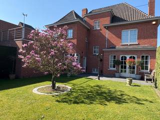 Zeer statige woning te koop in Harelbeke!Bij het binnengaan van deze prachtwoning word je meteen verwelkomd in een zeer ruime en luxueuze inkomhal...