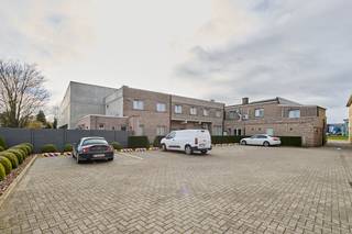 Commerciële handelsruimte/kantoor te huur op toplocatie in Sint-TruidenBent u op zoek naar een commerciële ruimte met uitstekende zichtbaarheid en...