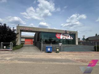 Semi-industrieel gebouw met zichtlocatie gelegen op het industrieterrein Genk-Zuid, vlak op de scheiding met Zutendaal, op enkele kilometers van...