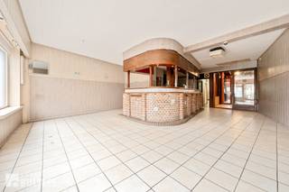 Dit handelspand met een woongelegenheid is gelegen op een mooi perceel (857m2) langsheen de N445! De handelsruimte beschikt over een café,...