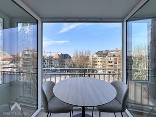 Dit volledig gerenoveerde (2025) en energiezuinige appartement op de vierde verdieping combineert het beste van twee werelden: de dynamiek van de stad en de frisse adem van de kust. Gelegen vlak bij de haven van <span><span>Oostende</span></span> geniet je hier van een iconisch uitzicht op de indrukwekkende <span><span>Sint-Petrus-en-Pauluskerk</span></span> en het levendige plein. Met de lift of trap bereik je vlot je stek. Binnen wacht een strakke inkomhal met apart toilet en praktische berging/wasplaats. De lichtrijke leefruimte is dé place to be: grote ramen, open zichten en een instant vakantiegevoel. De open, volledig geïnstalleerde keuken sluit perfect aan. De slaapkamer geeft uit op een privatief terrasje: jouw eigen spot voor een ochtendkoffie. De badkamer met ruime inloopdouche en lavabo straalt hedendaags comfort uit. Er is een private, afgesloten kelderberging. Voor wie houdt van zee, licht en urban coastal living.<br /><br />Extra troeven<br />
<ul>
<li>energiezuinig</li>
<li>volledig vernieuwd in 2025</li>
<li>adembenemend uitzicht</li>
<li>instapklaar</li>
</ul>
<br />Deze woning is te koop ZONDER makelaar via het concept van Smart Houses. Wenst u verdere inlichtingen of een bezoek? Contacteer rechtstreeks de eigenaar via 0494/42.20.80