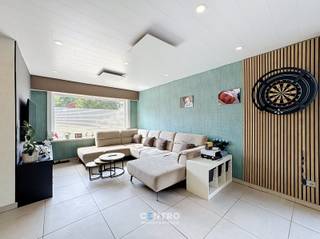 Instapklare halfopen bebouwing met 3 slpks, garage, zonnepanelen, leuke tuin en uitbreidingsmogelijkheden tot 5 slpks!<br /><br /><span><span><span><span><span><span><span><span><span><span><span><span><span><span>Welkom in deze verzorgde </span><span>halfopen bebouwing</span><span> gelegen te Uitkerke</span><span>, waar ruimte, comfort en een aangename ligging perfect samenkomen.</span></span></span></span></span></span></span></span></span></span></span></span></span></span><br /><span><span><span><span><span><span><span><span><span><span><span><span><span><span>Deze woning geniet van een rustige ligging met een </span><span>prachtig, open uitzicht over een groen parkje</span><span>, wat zorgt voor een aangenaam gevoel van rust en privacy. Tegelijk bevinden winkels, scholen, openbaar vervoer en belangrijke invalswegen zich op korte afstand.</span></span></span></span></span></span></span></span></span></span></span></span></span></span><br /><span><span><span><span><span><span><span><span><span><span><span><span><span><span>Bij het betreden van de woning wordt u verwelkomd in een lichtrijke leefruimte die aansluit op de </span><span>recente, kwalitatieve Dovy-keuken</span><span>, volledig uitgerust om aan alle hedendaagse woonwensen te voldoen. De verzorgde afwerking maakt dat u hier zonder zorgen uw intrek kunt nemen.</span></span></span></span></span></span></span></span></span></span></span></span></span></span><br /><span><span><span><span><span><span><span><span><span><span><span><span><span><span>Op de eerste verdieping bevinden zich </span><span>drie volwaardige slaapkamers</span><span>. Bovendien beschikt de woning over een </span><span>ruime zolder</span><span>, die tal van mogelijkheden biedt. Mits de nodige inrichting kan deze verdieping worden omgevormd tot een </span><span>vierde en zelfs vijfde slaapkamer</span><span>, een thuiskantoor of een polyvalente hobbyruimte. Ideaal voor wie op zoek is naar een woning die kan meegroeien met zijn gezin.</span></span></span></span></span></span></span></span></span></span></span></span></span></span><br /><span><span><span><span><span><span><span><span><span><span><span><span><span><span>De </span><span>ruime garage</span><span> biedt plaats aan uw wagen en extra opbergruimte voor fietsen, gereedschap of tuinmateriaal.</span></span></span></span></span></span></span></span></span></span></span></span></span></span><br /><span><span><span><span><span><span><span><span><span><span><span><span><span><span>Buiten geniet u van een </span><span>zuidgerichte tuin</span><span>, waar u de hele dag kunt ontspannen in de zon en in alle rust kunt genieten van het groen.</span></span></span></span></span></span></span></span></span></span></span></span></span></span><br /><span><span><span><span><span><span><span><span><span><span><span><span><span><span>De </span><span>zonnepanelen</span><span> zorgen voor een lagere energiekost, terwijl de </span><span>elektrische installatie conform de huidige regelgeving is goedgekeurd</span><span>, wat een belangrijke meerwaarde vormt.<br /><br /><strong>INDELING:<br /><u><em>Gelijkvloers:</em></u></strong><br />Inkomhal - living met volledig ingerichte recente 'Dovy'-keuken (O.a. met gasfornuis, combi-oven, dubbele spoelbak, frigo en vaatwasmachine) - afzonderlijk gastentoilet - ruime garage (met automatische sectionale poort) met bijhorende wasplaats - parkeerplaats - aangelegde en omheinde tuin met leuk zonneterras, tuinhuis en afgesloten met elektrische schuifpoort.<br /><br /><u><em><strong>Eerste verdieping:</strong></em></u><br />Nachthal - badkamer (O.a. met dubbel lavabomeubel, ligbad én douche) - afzonderlijk toilet - 3 volwaardige slaapkamers.<br /><br /><u><em><strong>Tweede verdieping:</strong></em></u><br />Ruime zolder.</span></span></span></span></span></span></span></span></span></span></span></span></span></span><br /><br /><u><span><span><span><span><span><span><span><span><span><span><span><span><span><span><strong>Opmerkingen:</strong></span></span></span></span></span></span></span></span></span></span></span></span></span></span></u><br /><span><span><span><span><span><span><span><span><span><span><span><span><span><span><span>- Halfopen bebouwing op een rustige locatie</span></span></span></span></span></span></span></span></span></span></span></span></span></span></span><br /><span><span><span><span><span><span><span><span><span><span><span><span><span><span><span>- Vrij uitzicht over een groen parkje.<br />- </span></span></span></span></span></span></span></span></span></span></span></span></span></span></span><span><span><span><span><span><span><span><span><span><span><span><span><span><span><span>3 volwaardige slaapkamers</span></span></span></span></span></span></span></span></span></span></span></span></span></span></span><br /><span><span><span><span><span><span><span><span><span><span><span><span><span><span><span>- Ruime zolder met mogelijkheid tot 4de en 5de slaapkamer</span></span></span></span></span></span></span></span></span></span></span></span></span></span></span><br /><span><span><span><span><span><span><span><span><span><span><span><span><span><span><span>- Recente, volledig uitgeruste Dovy-keuken</span></span></span></span></span></span></span></span></span></span></span></span></span></span></span><br /><span><span><span><span><span><span><span><span><span><span><span><span><span><span><span>- Ruime garage</span></span></span></span></span></span></span></span></span></span></span></span></span></span></span><br /><span><span><span><span><span><span><span><span><span><span><span><span><span><span><span>- Zonnepanelen</span></span></span></span></span></span></span></span></span></span></span></span></span></span></span><br /><span><span><span><span><span><span><span><span><span><span><span><span><span><span><span>- Conforme elektrische installatie.<br />- Spouwmuren geïsoleerd!</span></span></span></span></span></span></span></span></span></span></span></span></span></span></span><br /><span><span><span><span><span><span><span><span><span><span><span><span><span><span><span>- Instapklare woning met uitbreidingspotentieel.<br />- Vlotte bereikbaarheid en nabij winkels, scholen en openbaar vervoer.<br />- De eerste verdieping wordt gedeeltelijk verwarmd met een condensatieketel op aardgas, als de rest van de woning op een gelijkaardige manier zou verwarmd worden zou de epc-score gewijzigd worden naar Epc C.</span></span></span></span></span></span></span></span></span></span></span></span></span></span></span><br /><br /><br /><span><span><span><span><span><span><span><span><span><span><span><span><span><span>Bent u op zoek naar een instapklare gezinswoning met veel ruimte, een zonnige tuin en de mogelijkheid om in de toekomst extra slaapkamers te creëren? Dan is deze halfopen bebouwing beslist een unieke opportuniteit. Contacteer ons vandaag nog voor meer informatie of een bezichtiging en ontdek zelf alle troeven die deze woning te bieden heeft: 050/70.01.02 - info@centro.be.</span></span></span></span></span></span></span></span></span></span></span></span></span></span>