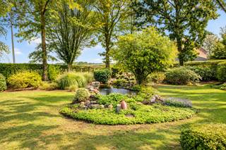 <p><strong><span>Charmante woning op unieke ligging aan de Venetiaanse Heide</span></strong></p>
<p><span>Op een bijzondere en rustige locatie aan de </span><strong><span>Venetiaanse Heide, tussen Kalmthout en Nieuwmoer</span></strong><span>, bevindt zich deze charmante woning met een aangename leefruimte, veranda, praktische bergruimtes, een ruime zolderverdieping en een volledig omheinde tuin met </span><strong><span>weids uitzicht</span></strong><span>.</span></p>
<p><span>De woning combineert een groene, rustige ligging met een aantal belangrijke renovaties en biedt bovendien nog mogelijkheden om de bovenverdieping verder naar eigen wensen in te richten.</span></p>
<p><strong><span>Gelijkvloerse verdieping:<br /></span></strong>-een <strong><span>inkomhal<br /></span></strong>-een gezellige <strong><span>leefruimte</span></strong> met houtkachel<br />-een aanpalende <strong><span>veranda</span></strong> met zicht op de tuin<br />-een keuken uitgerust met <strong><span>gasvuur, oven, koelkast en vaatwasser<br /></span></strong>-een badkamer met <strong><span>ruime douche, lavabo en toilet<br /></span></strong>-een <strong><span>ruime berging/wasplaats<br /></span></strong>-een bijkomende <strong><span>berging voor fietsen en tuingerief</span></strong></p>
<p><strong><span>Zolderverdieping met vaste trap<br /></span></strong>-een <strong><span>ruime zolderverdieping met 2 slaapkamers<br /></span></strong></p>
<p><strong><span>Tuin en buitenruimte<br /></span></strong>-een <strong><span>volledig omheinde tuin<br /></span></strong>-een aangenaam <strong><span>weids uitzicht<br /></span></strong>-een <strong><span>tuinhuis<br /></span></strong>-en rustige en groene omgeving met veel privacy</p>
<p><strong><span>Ligging</span></strong></p>
<p><span>De woning geniet van een </span><strong><span>unieke ligging aan de Venetiaanse Heide</span></strong><span>, te Nieuwmoer. De omgeving wordt gekenmerkt door rust, groen en open landschappen, terwijl de centra van Kalmthout en Nieuwmoer vlot bereikbaar blijven.</span></p>
<p><span>Een interessante eigendom voor wie houdt van </span><strong><span>natuur, rust en ruimte</span></strong><span>, met een aangename tuin en bijkomend potentieel op de zolderverdieping.</span></p>