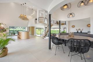 UNIEKE GERENOVEERDE WONING MET 4 SLAAPKAMERS EN PRACHTIG UITZICHT OP DE VELDEN.HOU JE VAN WONEN MET KARAKTER? DEZE GERENOVEERDE WONING ZAL HET HART...