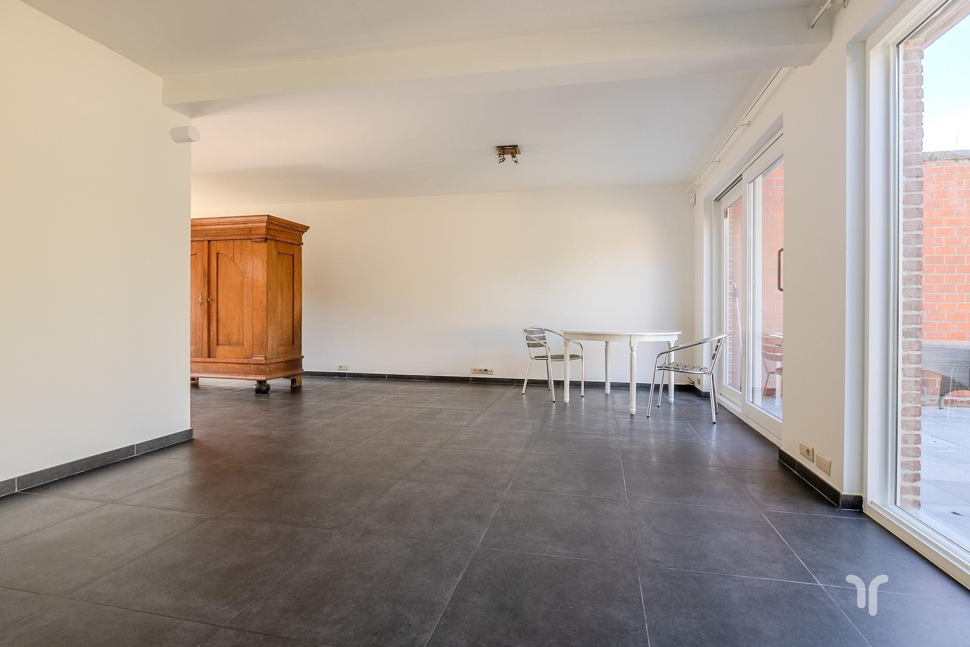Deze rustig gelegen woning bevindt zich net buiten de stadskern en op wandelafstand van scholen, winkels en openbaar vervoer. - foto 4
