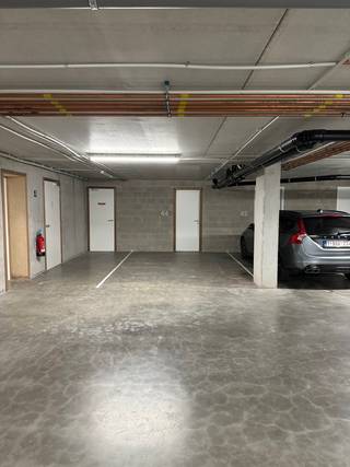 Meer info via info@homixx.be of 016/199 348Deze ondergrondse parkeerplaats is gelegen in een modern appartementencomplex. De garage is afgesloten...