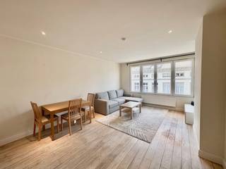 Wilt u wonen in het historisch gedeelde van onze prachtige Stad Antwerpen? <br />Dan is dit appartement echt iets voor u! <br /><br />Een leuk, lichtrijk appartement met 1 slaapkamer. Gelegen nabij de Meir, Groenplaats, openbaar vervoer, winkels, restaurants en nog veel meer!<br /><br />Het appartement, gelegen op de 4de verdieping beschikt over een mooie leefruimte met open geïnstalleerde keuken. Verder vindt u een gezellige slaapkamer met ligbad en aansluitend de badkamer.<br /><br />Via de trap naar boven bereikt u de lichtrijke slaapruimte.<br /><br />Huurprijs €995-/maand + gemeenschappelijke provisie kosten €150,-/ maand.<br /><br />Nutsvoorzieningen zijn individueel. <br /><br />Onmiddellijk beschikbaar!<br /><br />Maak snel een afspraak voor een bezoek ter plaatse!<br />U kan ons contacteren op 03 203 02 02 of immo@sidimex.be