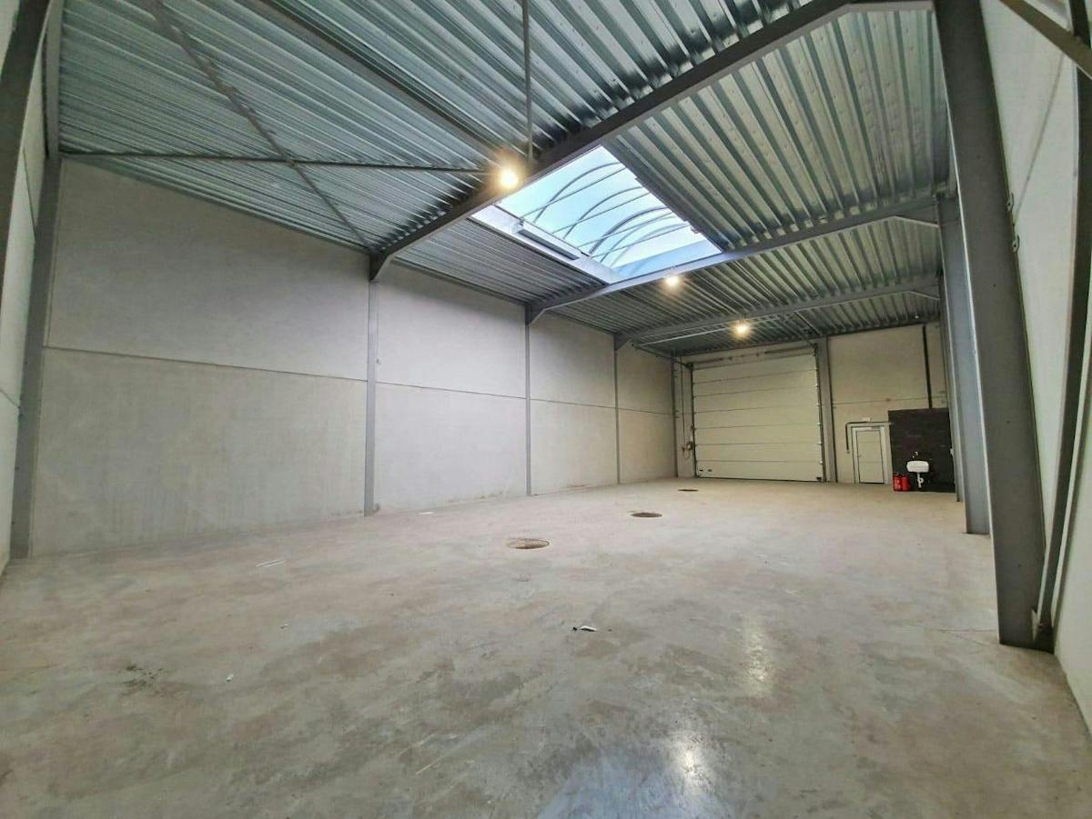 Entrepôt (200 m²) à louer dans la zone industrielle d'Adegem. - photo 5