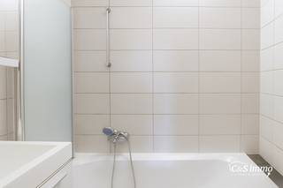 Ontdek dit appartement op de tweede verdieping van een kleinschalig gebouw in een rustige straat.Via de inkom, voorzien van berging en privé toilet...