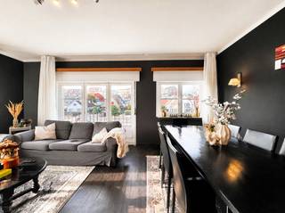Dit aangenaam appartement geniet van een centrale ligging nabij het Albertstrand te Knokke en biedt een mooi open zicht.<br />Het appartement omvat een inkomhal met afzonderlijk toilet, een ruime en lichtrijke leefruimte met toegang tot het royale terras en een afzonderlijke keuken. Daarnaast beschikt het appartement over drie volwaardige slaapkamers en een badkamer. Een privatieve kelderberging is inbegrepen. Tevens bestaat de mogelijkheid tot aankoop van een garagebox. Een ideale pied-à-terre aan de kust, zowel geschikt als tweede verblijf als voor permanente bewoning.<br /><br />Renovatieplicht van toepassing.<br />Stedenbouwkundig uittreksel in aanvraag<br /><br />Aarzel niet om ons te contacteren voor meer info: tel.: 050 62 44 14 of via knokke@immax.be