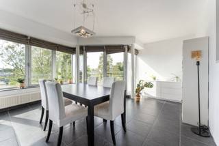 Dit instapklaar 2-slaapkamer appartement op de derde verdieping (lift aanwezig) bevindt zich in een kleinschalige residentie, bestaande uit 4 entiteiten. Het pand is op een ideale locatie gelegen nabij het station Gent-Sint-Pieters met alle voorzieningen zoals winkels, openbaar vervoer en scholen in de directe omgeving.<br /><br />De indeling gaat als volgt: inkomhall, lichtrijke leefruimte met open ingerichte keuken, keukenberging, 2 ruime slaapkamers, badkamer (met bad en douche), apart toilet, terras, ruime kelderberging en garagebox achteraan.<br />Momenteel verhuurd. EPC B. <br /><br />Het appartement beschikt tevens over een garagebox, die verplicht aan te kopen is voor €35.000.<br /><br />Ideaal als investering, voor studerende kinderen of voor eigen bewoning.