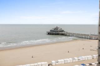 <p><strong>Blankenberge: Instapklaar appartement met zeezicht, 3 slaapkamers en terras te koop!</strong></p>
<p>Op de 8e verdieping van residentie &quot;Romantica&quot;, gelegen op de Zeedijk 186, vinden we dit instapklaar appartement met 3 slaapkamers en terras te koop.<span> </span><span>Het appartement biedt een panoramisch uitzicht op de zee en bevindt zich op een toplocatie op de Zeedijk, tussen het casino en de iconische Pier. Geniet van de nabijheid van gezellige restaurants, winkels, openbaar vervoer en de duinen.</span></p>
<p><strong>Indeling: </strong><span>Inkomhal, woonkamer met terras, keuken, 3 slaapkamers, badkamer en apart toilet. + Private kelderberging. </span></p>
<p><strong>Troeven: </strong></p>
<ul><li><span>Zeezicht</span></li><li><span>3 slaapkamers</span></li><li><span>EPC B</span></li></ul>
<p>Meer informatie? Contacteer Maarten op het nummer 050 42 58 98.</p>