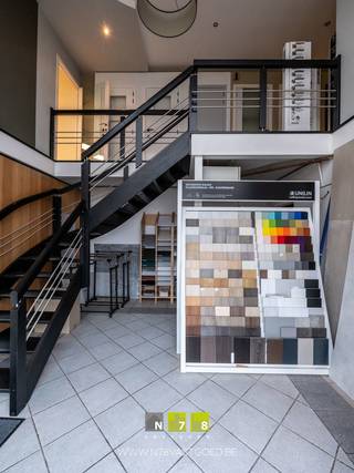 BEDRIJFSPAND, BESTAANDE UIT 534M² HAL + 117M² KANTOORRUIMTE EN 90M² TOONZAAL, GELEGEN OP 26A54CA OP HET INDUSTRIETERREIN TE MAASMECHELEN.TOONZAAL...