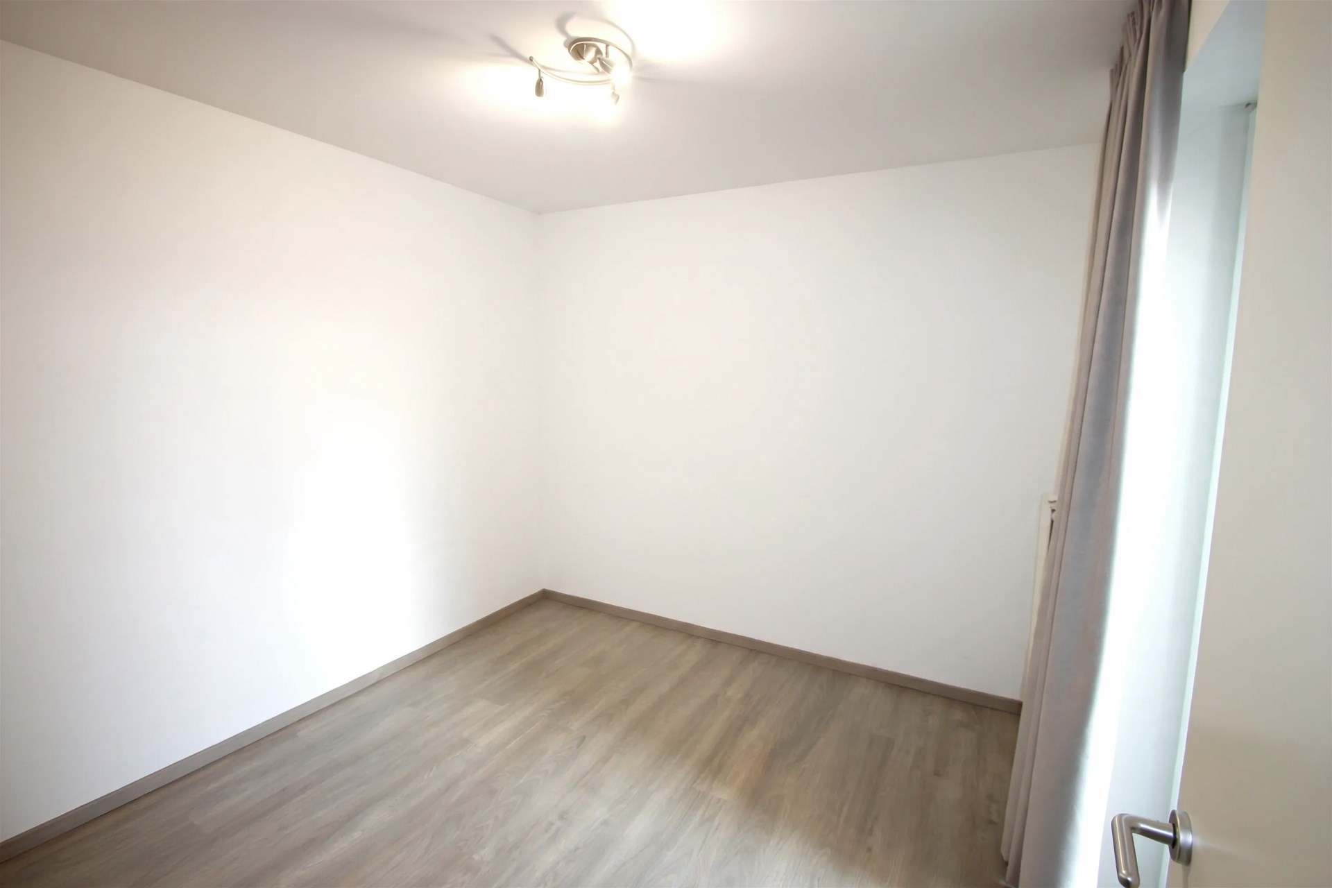 Gelijkvloersappartement met tuin en 2 slaapkamers - foto 5
