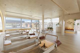 <p><span>Handelsruimte van 195m² met grote raampartijen, open structuur voor talloze mogelijkheden en ruime parkeermogelijkheden aan de achterzijde met toegang via de Heilig hartlaan.</span></p><p><span> </span></p><p><span>Residentie Derlo is ideaal gelegen in het bruisende centrum van Tessenderlo met een combinatie van een goede bereikbaarheid en autoluwe doorgang langs de Stationsstraat en een rustige, veilige</span></p><p><span>in- en uitgang langs de Heilig Hartlaan.</span></p><p><span> </span></p><p><span>Wenst u meer info of een vrijblijvende bezichtiging, contacteer dan ons kantoor op het nummer 011 85 15 15 en wij helpen u graag verder.</span></p>