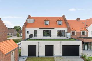 Appartement neuf, prêt à emménager, vendu avec droits de vente (sans TVA). Avec une surface habitable généreuse de 234 m², cet appartement est spacieux et supérieur à la moyenne. Outre les espaces intérieurs généreux, cet appartement dispose d'une grande terrasse directement adjacente, conçue pour assurer une transition en douceur entre le salon et l'environnement extérieur, tout en préservant l'intimité.<br /><br />L'appartement s'étend sur 2 étages, chacun étant accessible par des escaliers ou un ascenseur privé.<br />Au premier étage, il y a un hall d'entrée avec placards intégrés, des rangements, des toilettes invités, une cuisine moderne avec de grandes fenêtres et un contact direct avec la terrasse, une buanderie/buanderie avec placards intégrés, un grand espace de vie lumineux, un espace bureau pouvant éventuellement être séparé au moyen de portes coulissantes en acier avec verre. Une chambre spacieuse avec placards intégrés, reliée par une porte coulissante à une salle de bain luxueusement meublée avec douche à l'italienne, toilettes et double vasque. Au 2ème étage, nous avons un couloir de nuit, un débarras, une salle de bain équipée, 2 chambres et une grande salle polyvalente, éventuellement utilisée comme 4ème chambre. <br /><br />Au sous-sol, cet appartement dispose de 2 grandes places de parking isolées et d'un grand débarras au sous-sol.<br /><br />L'emplacement sur la Hof ten Bergestraat se caractérise par un équilibre entre histoire, calme et accessibilité : <br />- Centre historique du village : La résidence est située à l'ombre de l'église historique Saint-Michel et du centre du village de Weelde. La destination urbaine est considérée comme une zone résidentielle ayant une valeur culturelle, historique et/ou esthétique. <br />- Calme et interdit aux voitures : La rue et les environs immédiats sont très calmes et ont un caractère de village interdit aux voitures, ce qui en fait un cadre de vie agréable. <br />- Accessibilité : Malgré son emplacement calme, il bénéficie d'un emplacement central par rapport aux routes menant à Turnhout et à Tilburg (Pays-Bas). Les écoles, les magasins locaux, les transports en commun et d'autres installations du village sont accessibles à pied ou à vélo. À 150 mètres de cet appartement, vous trouverez un grand parking public avec une infrastructure de recharge et une voiture partagée. <br /><br />Le bien est proposé selon la formule Pre-sale. Du 18/11/2026 14:00 au 21/11/2026 12:00, vous pouvez visiter l'appartement sur rendez-vous et faire une offre. Le prix affiché est un prix indicatif. Pour plus d'informations, veuillez contacter le responsable du dossier.<br /><br />Registre des mesures: non