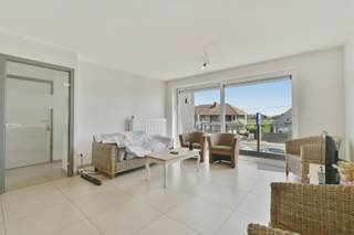 Dit ruime en lichtrijke duplexappartement in Eernegem biedt een comfortabele indeling en alle ruimte voor een gezin of wie graag royaal woont.<br /><br />Op de eerste verdieping bevindt zich een gezellige leef- en eetruimte met aansluitend een open, volledig ingerichte keuken. Naast de keuken is er een praktische berg- en wasruimte. Verder vind je op deze verdieping de eerste slaapkamer met aansluitende badkamer, voorzien van een douche en lavabo. In de inkomhal is een apart gastentoilet aanwezig. Bovendien beschikt het appartement over twee aangename terrassen, zowel aan de voor- als achterzijde, zodat je op elk moment van de dag van de buitenlucht kunt genieten.<br /><br />De duplexverdieping omvat nog twee ruime slaapkamers, een extra berging en een tweede, volledig uitgeruste badkamer met ligbad, douche, lavabo en toilet.<br /><br />Bij het appartement horen bovendien een ondergrondse garage en een bovengrondse staanplaats, wat zorgt voor extra comfort en parkeergelegenheid. Daarnaast beschikt het gebouw over een gemeenschappelijke fietsenberging in de ondergrondse garage.<br /><br />Kortom, een ruim en praktisch ingedeeld appartement op een gunstige ligging in Eernegem, ideaal voor wie op zoek is naar comfortabel wonen met alle nodige voorzieningen binnen handbereik. Het gebouw is niet uitgerust met een lift.<br /><br />Centrale verwarming op aardgas - Maandelijkse huurprijs: €950,00 - Gemeenschappelijke kost: €40,00 - Garage inbegrepen - Gemeenschappelijke fietsenberging - Beschikbaar vanaf 01/09/2026 - EPC 98 kWh/ (m² jaar) - label A - Ref. OU29092.