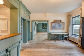Op zoek naar de ideale locatie om uw horecazaak te starten? Dit sfeervolle gelijkvloerse horecapand met ruim terras biedt een mooie combinatie van charme, functionaliteit en een uitstekende ligging in het groene en landelijke Wannegem-Lede.<br /><br />Het pand beschikt over een ruime, professioneel uitgeruste keuken met diverse installaties die overgenomen kunnen worden, wat het pand bijzonder instapklaar maakt voor wie meteen aan de slag wil. <br /><br />De rustige en groene omgeving, de vlotte bereikbaarheid en de ruime parkeermogelijkheden in de nabije omgeving maken dit tot een aangename en goed bereikbare locatie voor bezoekers.<br /><br />Het ruime terras vormt daarbij een mooie extra troef en biedt volop mogelijkheden om gasten in een gezellige, groene omgeving te ontvangen. <br /><br />Oppervlakte:<br /> - Grond: 987 m²<br /> - Horecapand: 330 m²<br /><br />Specificaties:<br />- Sanitair (d/h)<br />- Volledig uitgeruste professionele keuken<br />- Verwarming op aardgas via radiatoren<br />- Houten vloer<br />- Alarmsysteem en camerabewaking<br />- Praktische opslagruimtes<br />- Ruim terras met aangename tuin<br />- Zonnepanelen<br /><br />Beschikbaarheid:<br />Te bespreken.<br /><br />Hebt u interesse in dit horecapand te huur in Wannegem-Lede? Neem zeker contact op via 09 245 35 35 of business.gent@dewaele.com.<br /><br />Bestuursmaatregelen in het maatregelenregister: nee