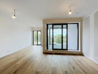 Project Kolenkaai staat voor ruim wonen in alle comfort en stijl. De kwalitatieve en hedendaagse afwerking met oog voor detail zie je én voel je elke dag. Voor Kolenkaai werd een Energy Service Company (ESCO) opgericht. Daarmee passen we innovatieve en duurzame hernieuwbare-energietechnieken toe. Zo worden de gebouwen verwarmd en passief gekoeld met warmtepompen die hun energie onder andere uit een BEO-veld halen.<br /><br />Indeling:<br />Ondergrondse staanplaats<br /><br />Eerste verdiep:<br />- Inkomhal (3m²)<br />- Apart toilet<br />- Slaapkamer 1 (12m²)<br />- Badkamer (4m²)<br />- berging (5m²)<br />- Eetruimte (5m²)<br />- Keuken (5m²) voorzien van combi-oven, koelkast met diepvriesvakje, vaatwasmachine en spoelbak<br />- leefruimte (16m²)<br />- NW - gericht terras (6m²)<br /><br /><br />Algemeen:<br />- Huurprijs: € 975,00/maand<br />- Provisie gemeenschappelijke kosten: € 75,00/maand<br />- Provisie eigen verbruik: € 100,00/maand<br />- Onmiddelijk beschikbaar<br />- Volledig geschilderd bij intrede<br /><br />De snelste manier om een bezoek te brengen aan dit pand? Vraag je bezoek aan via de roze knop op onze website (www.dewaele.com) en je wordt gecontacteerd door onze verhuurexpert.<br /><br />Telefonisch kunnen er geen afspraken gemaakt worden. Bij andere vragen kun je ons telefonisch contacteren via 050 444 999.<br /><br />Deze AI-visualisaties zijn bedoeld als inspiratie. Er werd geen rekening gehouden met technische specificaties, stedenbouwkundige voorschriften of de concrete mogelijkheden tot realisatie.