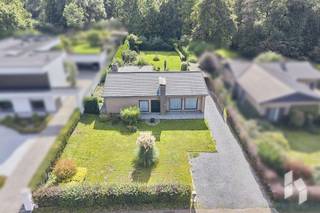 Goed gelegen, lichtrijke gelijkvloerse woning met 3 tot 4 slaapkamers op een perceel van 2314 m².<br /><br />Deze goed onderhouden levensloopbestendige woning is gelegen op een boogscheut van het centrum met alle faciliteiten vlakbij.<br />Bovendien is er ook een goede verbinding naar de invalswegen en vlakbij de N74 naar Nederland.<br />De ruime inpandige garage is in gebruik als berging en wasplaats maar kan perfect deels ingericht worden als 4de slaapkamer.<br />Tot rust kom je in de grote diepe tuin die achteraan eindigt aan de kabbelende dommel. Een eigen stukje natuur om ten volle van te genieten.<br />Verder is er nog een mooi aangelegd terras grenzend aan de woning alsook een carport.<br /><br /><strong>INDELING:</strong><br /><strong>Gelijkvloers: </strong>Inkomhal, bureau met ingemaakte kasten, leefruimte met zithoek en eethoek met zicht naar de tuin. Keuken met eethoek, inpandige garage met wasplaats en berging, nachthal, badkamer en drie slaapkamers.<br /><strong>Kelder: </strong>kelder en een kruipkelder aanwezig die geïsoleerd werd.<br /><br /><strong>BIJZONDERHEDEN:</strong><br />- Géén renovatieplicht;<br />- levensloopbestendig;<br />- prachtige, zuidelijk georiënteerde tuin;<br />- uitzonderlijk perceel; 2314 m²!