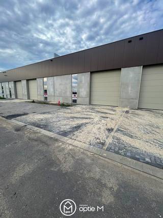 <p>Gelegen aan de Stadsbeemd in Halen, presenteren wij met trots een semi-industrieel pand te huur. Dit pand biedt een uitstekende basis voor diverse zakelijke activiteiten, waarbij de mogelijkheden talrijk zijn. De strategische ligging zorgt voor een vlotte bereikbaarheid, wat bijdraagt aan de toegankelijkheid van uw bedrijf. De ruime indeling, die volledig aan te passen is aan uw specifieke behoeften, zorgt voor een uitnodigende omgeving waarin productiviteit en creativiteit hand in hand gaan. Dit alles maakt de Stadsbeemd een interessante keuze voor ondernemers die zowel hun werk- als leefomgeving serieus nemen. Heeft u interesse? Wij nodigen u van harte uit voor een kennismaking en bezichtiging om de mogelijkheden te ontdekken.<br /> </p>