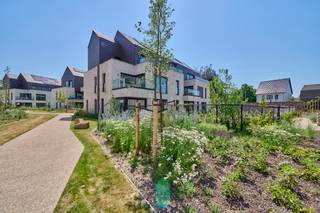 <span><strong>85% VERKOCHT! Grijp nu je kans </strong>alvorens het project is uitverkocht.<strong><br /></strong><span><br />Wij zijn elke woensdag van 13 uur tot 16 uur aanwezig</span>. <br />Bekijk het volledig project op: https://www.jansenrealestate.be/agnetenpark/4764739/<strong><br /></strong><br />Agnetenpark, Altijd thuis, overal dichtbij...</span><br /><br /><span>Agnetenpark is een échte nieuwe buurt met verschillende woningtypes voor iedereen en voor elke (gezins)situatie. Maar in Agnetenpark leef je niet alleen op maat van de mensen maar ook op maat van morgen. Zo is er aandacht voor duurzame energie - denk maar aan zonnepanelen, geothermie (warmtepomp met aardwarmte) en waterrecuperatie - én duurzame mobiliteit. De woningen dragen ook het BEN-label (Bijna Energie Neutraal). Het E-peil ligt onder E20 waardoor er 5 jaar vrijstelling is op het kadastraal inkomen. </span><br /><br /><span>Er wordt een nieuw buurtpark aangelegd aan de Kloosterstraat waardoor je kan genieten van het uitbundige groen tijdens een rustgevende wandeling of een gezellige namiddag met buren en vrienden.<br /><br /></span><span><strong>Walwoning D appartement 0.2 gelijkvloers:</strong></span><br />-Bewoonbare oppervlakte: 98m²<br />-Oppervlakte terras: 17m²<br />-Oppervlakte private tuin: 81m²<br />-2 slaapkamers<br />-Aparte berging<br /><br />Vermelde <strong>prijs is</strong> <strong>exclusief ondergrondse parkeerplaats, berging, fietsberging en exclusief btw en notariskosten.</strong><br /><br /><span>Ook wordt er in Agnetenpark gezorgd voor het beste wooncomfort. Alle afwerkingskeuzes werden gemaakt én is er standaard vloerverwarming voorzien. Ondergrondse staanplaatsen, kelder- en fietsenbergingen zorgen voor het mobiele comfort. Verder zorgen de kwalitatieve afwerking en veel lichtinval in de leefruimtes voor een heerlijk thuis-gevoel. Op de ruime terrassen is er uitzicht over de stad Peer en het uitbundige groen.</span><span><br /><br />Een gevarieerd aanbod met een topafwerking, zorg voor de toekomst, het heden en het verleden, dat is wat het groene project Agnetenpark omschrijft. <br /><br />In dit project is geïnvesteerd in een efficiënt en duurzaam geothermisch verwarming en koeling systeem (KWO systeem) dat samen met zonnepanelen en warmtepompen zorgt voor een zeer lage energiefactuur. Meer info over dit systeem vind je hier: www.jansenrealestate.be/wat-is-een-kwo-systeem<br /><br />Neem vandaag nog contact op voor een afspraak op 011 39 90 50. Spring ook eens binnen in het dienstencentrum De Perelaar gelegen op de site van Agnetenpark. De verkoop geschied onder 21 % BTW . <br /><br />Wij ontzorgen je ook voor de <strong>verkoop </strong>van je <strong>huidige woning</strong>! Voor meer uitleg helpen we je graag verder.<br /><br /><em>Getoonde renders en plannen zijn indicatief.</em></span>