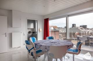 Dit <strong>centraal gelegen</strong> penthouse in het <strong>hart </strong>van <strong>Blankenberge</strong> biedt talrijke voordelen. Alle voorzieningen bevinden zich op <strong>wandelafstand</strong>: van <strong>winkels</strong> tot verschillende mogelijkheden om zich vlot te <strong>verplaatsen</strong> met het <strong>openbaar vervoer</strong>. Bovendien beschikt dit penthouse over een <strong>ruim dakterras</strong> met een prachtig <strong>panoramisch uitzicht</strong>, zelfs tot over de uitgestrekte polders.<br /><br />Bij het betreden van de voordeur komt u terecht in de <strong>inkomhal,</strong> waar zich aan de rechterzijde een ruime spiegelkast bevindt. Recht voor u ligt een <strong>grote bergruimte,</strong> die dankzij haar omvang ook voor andere doeleinden kan worden benut. Wanneer u naar links gaat, bereikt u de <strong>lichtrijke leefruimte</strong>, die door de grote raampartijen zorgt voor <strong>veel natuurlijk daglicht</strong>. Dit zorgt zowel <strong>overdag</strong> als <strong>’s avonds</strong> voor een aangename en <strong>gezellige sfeer</strong>. De leefruimte wordt vervolledigd door een <strong>open</strong> <strong>keuken</strong>, stijlvol afgewerkt en voorzien van een <strong>elegant stenen werkblad.</strong><br /><br />Verder naar links bevindt zich een <strong>ruime slaapkamer</strong>, uitgerust met een <strong>ingebouwde kast</strong> die volledig doorloopt langs twee muren. Rechtdoor treft u de<strong> tweede,</strong> eveneens <strong>ruime slaapkamer</strong>, die beschikt over een praktische <strong>ingebouwde kast</strong>. Aan het einde van de gang vindt u een apart, smaakvol <strong>betegeld toilet</strong> en een <strong>ruime badkamer</strong>, ingericht met een<strong> inloopdouche. </strong>De keuring van de <strong>elektriciteit</strong> is <strong>conform</strong>.<br /><br />Bij interesse in het penthouse bestaat tevens de mogelijkheid om een <strong>garagebox</strong> <strong>aan te kopen</strong>. De garagebox bevindt zich op <strong>wandelafstand</strong> en is volledig afgescheiden van de openbare weg. Toegang verloopt via een aparte garagepoort, die toegang biedt tot een complex met meerdere garageboxen.<br /><br />Dit appartement is gelegen op de <strong>zesde</strong> <strong>verdieping</strong>. De lift gaat tot het vijfde. Het laatste deel is met de trap. Gezien de <strong>vele</strong> <strong>troeven</strong> kan dit appartement zowel gebruikt worden als hoofdverblijfplaats, tweede verblijf of als investering.