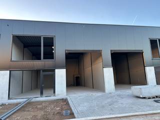 <h3><strong>Bedrijfsunit te huur in Elverdinge – 162 m² met parkings en laadkaai</strong></h3>

<p>Ontdek deze recente bedrijfsunit van <strong>162 m²</strong> in <strong>Elverdinge</strong>, ideaal voor opslag, atelier of kleinhandel. De unit maakt deel uit van een verzorgd en goed bereikbaar bedrijvencomplex, op korte afstand van Ieper en de verbindingswegen.</p>

<p>Binnenin geniet je van een <strong>praktische open ruimte</strong> met sectionale poort, betonvloer en voldoende hoogte voor opslag of werkplaats. Op het terrein is een <strong>laadkaai aanwezig</strong>, wat laden en lossen bijzonder efficiënt maakt.</p>

<p>Daarnaast zijn er <strong>3 privatieve parkeerplaatsen</strong> inbegrepen, wat het gebruiksgemak nog vergroot.</p>

<p>&amp;#128205; <strong>Locatie:</strong> Elverdinge</p>

<p>&amp;#128208; <strong>Opp. unit:</strong> 162 m²</p>

<p>&amp;#128663; <strong>3 parkeerplaatsen inbegrepen</strong></p>

<p>⚙️ <strong>Laadkaai op het terrein</strong></p>

<p>&amp;#128188; Ideaal voor zelfstandigen of KMO’s op zoek naar een toegankelijke en functionele bedrijfsruimte.</p>