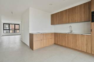 Het appartement beschikt over een bewoonbare oppervlakte van 84m² en een ruim, aangenaam terras van 9m², ideaal om te genieten van rust en buitenruimte.<br /><br />De indeling is praktisch en doordacht:<br />- Een volledig uitgeruste keuken met toegang tot het terras (9m²)<br />- Lichtrijke leefruimte met grote raampartijen<br />- Eén volwaardige slaapkamer<br />- Een volledig uitgeruste badkamer<br />- Een praktische bergruimte<br />- Apart gastentoilet<br />- Mogelijkheid tot aankoop carport<br /><br />Dankzij de gunstige ligging heb je in het centrum van Bissegem alles binnen handbereik. Daarnaast bevindt Kortrijk zich op fietsafstand, terwijl ook de belangrijkste invalswegen vlot bereikbaar zijn. Dit maakt het appartement ideaal voor zowel eigen bewoning als investering.<br /><br />Aankoop mogelijk onder 6% BTW.<br /><br />Bent u op zoek naar een energiezuinig nieuwbouwappartement met terras? Dan is dit appartement in de residentie Greenscape zeker een bezoek waard.<br /><br />Neem contact op met één van onze makelaars Sarah (0493 25 46 80) of Michelle (0493 25 46 81).<br /><br />Deze AI-visualisaties zijn bedoeld als inspiratie. Er werd geen rekening gehouden met technische specificaties, stedenbouwkundige voorschriften of de concrete mogelijkheden tot realisatie.