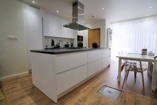 Dat is wat men noemt een woning die AF is, met EPC 44 (A dus) kan niet veel meer verbeterd worden. en ben je goed voor 2050 doelstelling.<br />Mooie open living en keuken, 6 kookbekkens, alle comfort (Bosch-apparatuur) aanwezig, 2 hangtoiletten, inloopdouche, 3 grote slaapkamers met dressing in de ene en met inbouwkasten in de andere, een zonnige koer met achterdeur uitgevend op een wegel, handig om boodschappen binnen te brengen, alle ramen in HR glas met verluchting, overal openschuifbare muggenramen. Nieuwe overgordijnen.<br />Regenwaterhergebruik. 16 Zonnepanelen zorgen voor superlaag verbruik. <br />Ligging ? Ideaal in deze voor auto’s doodlopende straat, een verrassende stilte en zicht op groen, zo dicht bij alle uitvalswegen.