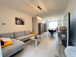 <strong>Menen - Ruime, volledig vernieuwde woning met uitweg te koop.</strong><br /><br /><strong>Bestaande uit:</strong><br />Inkom met toilet, woonkamer met open keuken, berging<br /><u>1ste verdieping:</u> badkamer, toilet en slaapkamer<br /><u>2de verdieping:</u> 2 slaapkamers<br /><br />Troeven:
<ul><li>Tuin met uitweg</li><li>Mogelijkheid om garage bij te huren</li><li>EPC B</li><li>Elektriciteit conform</li><li>Volledig vernieuwd</li></ul>