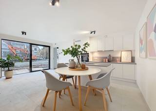 Mail: rent.brussels@weinvest.be Tel: 02/3155173We Invest is proud to present this charming terraced house, located in the heart of the Mench...