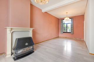 Op zoek naar een veelzijdig renovatieproject op een centrale locatie in Assebroek? Deze te renoveren woning in de Cesar Gezellestraat biedt de ideale basis om uw eigen woonwensen volledig vorm te geven. Met de Brugse binnenstad op een boogscheut en alle praktische voorzieningen zoals winkels, scholen, sportfaciliteiten en openbaar vervoer vlak bij de deur, combineert deze plek ongekende mogelijkheden met een uiterst gunstige ligging.<br /><br />Binnenshuis verrast het pand door de royale ruimte. Momenteel telt de woning drie volwaardige slaapkamers, wat volop opties biedt voor een gezin, logeerkamer of thuiswerkplek. Een grote troef is bovendien de zolderverdieping die reeds toegankelijk is via een vaste trap, waardoor u hier een vierde slaapkamer kunt creëren. Achteraan het perceel bevindt zich een gezellige stadstuin tussen het groen met veel privacy. <br /><br />Indeling: <br />Gelijkvloers: <br />- Inkomhal<br />- Leefruimte<br />- Keuken <br />- Badkamer <br /><br />1ste verdieping: <br />- Slaapkamer 1 (12 m²) <br />- Slaapkamer 2 (11 m²) <br />- Slaapkamer 3 (17 m²) <br /><br />2de verdieping: <br />- Zolderverdieping toegankelijk via vaste trap (mogelijkheid tot extra kamer) (23 m²) <br /><br />Dit pand is onderworpen aan de renovatieverplichting van de Vlaamse overheid voor residentiële gebouwen (behoudens bij sloop binnen 5 jaar na de aankoop). Consulteer voor meer informatie de website van het Vlaams Energie- en Klimaatagentschap via https://www.vlaanderen.be/een-woning-kopen/renovatieverplichting-voor-residentiele-gebouwen<br /><br />Bestuursmaatregelen in het maatregelenregister: nee