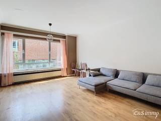 Betreed een knus appartement met één slaapkamer. Stap binnen in deze gezellige thuis, gelegen op de eerste verdieping van een bescheiden gebouw met lift. De ruime woonkamer baadt in het warme namiddaglicht en biedt tevens toegang tot een charmant terras aan de achterzijde. De keuken is uitgerust met oven, kookvuur en koelkast met vriesvak en profiteert van natuurlijke licht. De rustige slaapkamer aan de achterkant van het gebouw (ca 16m²) garandeert een goede nachtrust. De badkamer is compleet met een douche en toilet.<br />Kosten: 100 euro (incl water, lift, poets en verlichting gemene delen)