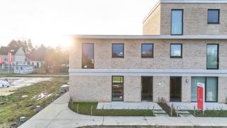 <br />Danneels bouwt deze halfopen bebouwing in moderne stijl in onze toekomstgerichte nieuwbouwproject ‘Bosveld’ in Aalst. Een residentiële en groene woonlocatie, dicht bij het stadscentrum en alle voorzieningen.  <br /><br />De woning is rustig gelegen, middenin een mooie parktuin en is bijzonder functioneel ingedeeld. Zithoek, eetkamer en keuken vormen een mooi geheel dat optimaal in verbinding staat met de zuid gerichte tuin en het terras.<br /><br />Op de verdieping hebben we drie slaapkamers, een badkamer, berging en een apart toilet. Bij de woning hoort ook een buitenberging, een autostaanplaats en een fietsenberging.<br /><br />Een geothermische warmtepomp, vloerverwarming, zonnepanelen en een ventilatiesysteem met warmterecuperatie zijn standaard voorzien en dat is goed nieuws voor jouw energiefactuur.<br /><br />Danneels realiseert deze woning sleutel-op-de-deur voor jou met een vaste totaalprijs en oplevertermijn.