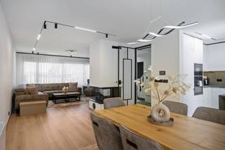 Gerenoveerde H.O.B. met 3 slaapkamers, tuin en ruim magazijn (ca. 140 m²) met ingericht kantoor, bestaande uit: ruime inkomhal met plaats voor vestiairekast; apart toilet met handenwasser; leefruimte met veel lichtinval, voorzien van haard; open en volledig ingerichte keuken voorzien van kwalitatieve toestellen en extra zitkamer / hobbykamer met directe aansluiting naar de tuin. Op de verdieping bevinden er zich 3 volwaardige slaapkamers en een luxe badkamer voorzien van dubbel lavabomeubel, inloopdouche en ligbad. De woning beschikt voorts over een bergzolder, een handige kelder, grote oprit en tuin met ideale zuid oriëntatie. Het magazijn beschikt over een automatische toegangspoort en is makkelijk te bereiken met rollend materieel. Hier is tevens een kantoorruimte voorzien met sanitair. Grondige renovatie in 2023. Centrale verwarming op aardgas, ramen in aluminium schrijnwerk met 3-dubbele beglazing en automatische rolluiken, airco,... Ideaal voor zelfstandige, combinatie wonen / werken,... Beschikbaar bij akte! EPC: 180 kWh/m².