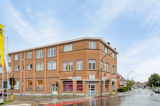 Praktisch en stijlvol appartement met twee slaapkamers en voleiken parketvloeren.Gelegen op de tweede verdieping, bereikbaar per lift.In de dorpskern...