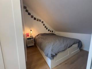 <span><strong>**Ruime studentenkamer Centrum Leuven**<br /></strong></span><br />Op zoek naar een ruim kot waar comfortabel studeren en genieten van je studententijd vanzelfsprekend is? Dan hebben wij exact wat u zoekt. Deze studentenkamer is gelegen in de Sint Maartenstraat namelijk op de bovenste verdieping van het gebouw wat wil zeggen dat je al zeker geen last van bovenburen kan hebben. Het pand zelf is op wandelafstand van de winkelstraten, campussen en faciliteiten. Het type van de entiteit is een kamer privatief sanitair met slaaphoek, heel fijn! Bijkomend heeft de kamer schuine wanden wat wil zeggen dat ze eigenlijk groter is dan de officiële telling (13,58m² + 6,50m² links en 4,41m² rechts). De units zelf is voorzien van een microgolfoven en een frigo. Gezellig kokerellen met de mede studenten kan in de gemeenschappelijke keuken. Airco aanwezig! AC2025-2026 is de unit verhuurd dus bij aankoop kan u meteen genieten van huurinkomsten. Koopt u voor een eigen zoon of dochter dan kan de kamer beschikbaar zijn in september 2026. <br /><br /><span><strong>Wees er snel bij en plan een bezoekje in met onze Expert Investeringsvastgoed JACKY: 0495 53 46 49 of jacky@connect-immo.be</strong></span><br /><br />EPC: label B<br />wche, vg, gdv, gvkr